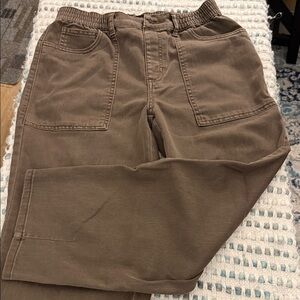 Women’s tan cargo pants.